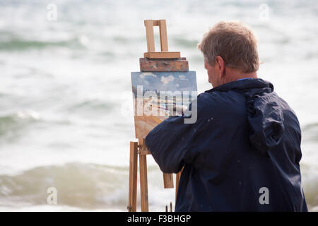 Bournemouth Dorset, Regno Unito il 4 ottobre 2015. Artista cattura la bellezza del mare di Bournemouth e la fascia costiera a Bournemouth Beach, Dorset, Regno Unito - pittura su cavalletto. Credito: Carolyn Jenkins/Alamy Live News Foto Stock