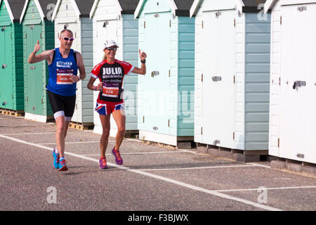 Bournemouth Dorset, Regno Unito. 4 ottobre 2015. Oltre 11000 persone prendono parte alla Maratona di Bournemouth Festival nel corso del fine settimana. Il secondo giorno vede la piena della maratona e della mezza maratona. Maratona di credito partecipanti: Carolyn Jenkins/Alamy Live News Foto Stock