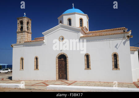 La parte esterna della piccola chiesa nel villaggio sul mare di Agrilis nel Peloponneso in Grecia. Foto Stock