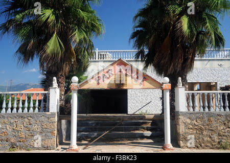 Un edificio abbandonato nella piccola località balneare di Agrilis nel Peloponneso greco, forse vittima di Greco di austerità. Foto Stock