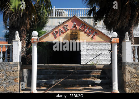 Un edificio abbandonato nella piccola località balneare di Agrilis nel Peloponneso greco, forse vittima di Greco di austerità. Foto Stock