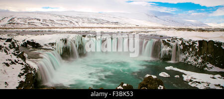 Cascate Godafoss nel periodo invernale in Islanda con tempo di esposizione lungo Foto Stock