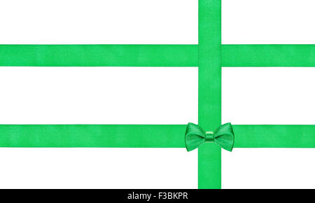 Un po' di verde nodo di prua su tre nastri di raso isolati su sfondo bianco Foto Stock