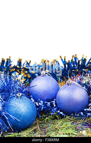 Blu e viola baubles di Natale sul verde abete rosso di ramo di albero isolato su sfondo bianco Foto Stock