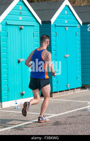 Bournemouth Dorset, Regno Unito. 4 ottobre 2015. Oltre 11000 persone prendono parte alla Maratona di Bournemouth Festival nel corso del fine settimana. Il secondo giorno vede la piena della maratona e della mezza maratona. Credito: Carolyn Jenkins/Alamy Live News Foto Stock