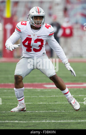 3 ottobre 2015: Ohio State Buckeyes linebacker Darron Lee (43) in azione durante il NCAA Football gioco tra la Ohio State Buckeyes e l'Indiana Hoosiers presso il Memorial Stadium in Bloomington, Indiana. Ohio State Buckeyes ha vinto 34-27. Christopher Szagola/CSM Foto Stock