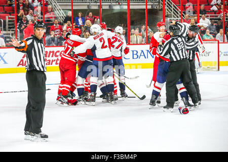 I capitelli di Washington e Carolina Hurricanes giocatori i combattimenti durante la pre-stagione gioco NHL tra capitali di Washington e Carolina Hurricanes al PNC Arena. Carolina Hurricanes sconfitto capitali di Washington 4-3 in una sparatoria. Foto Stock