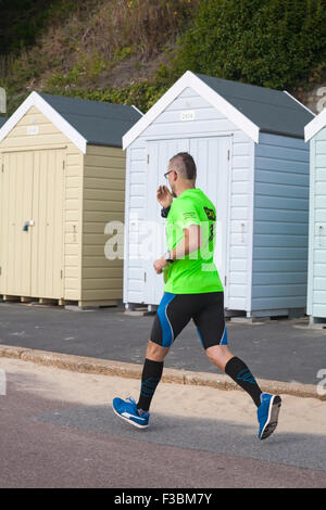 Bournemouth Dorset, Regno Unito. 4 ottobre 2015. Oltre 11000 persone prendono parte alla Maratona di Bournemouth Festival nel corso del fine settimana. Il secondo giorno vede la piena della maratona e della mezza maratona. Maratona di credito del partecipante: Carolyn Jenkins/Alamy Live News Foto Stock