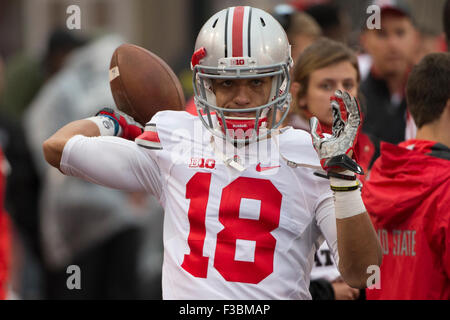 3 ottobre 2015: Ohio State Buckeyes wide receiver Kato Mitchell (18) lancia la pallina in giro durante il NCAA Football gioco tra la Ohio State Buckeyes e l'Indiana Hoosiers presso il Memorial Stadium in Bloomington, Indiana. Ohio State Buckeyes ha vinto 34-27. Christopher Szagola/CSM Foto Stock