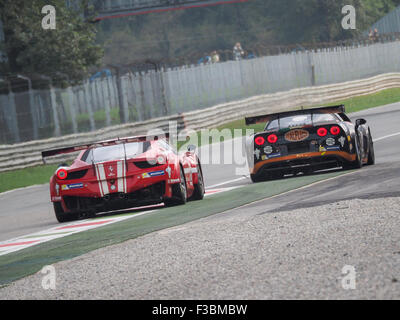 Monza, Italia, 2 Ottobre 2015 - Phil appassionato della Ferrari segue una Chevrolet Corvette Credito: Edoardo Nicolino/Alamy Live News Foto Stock