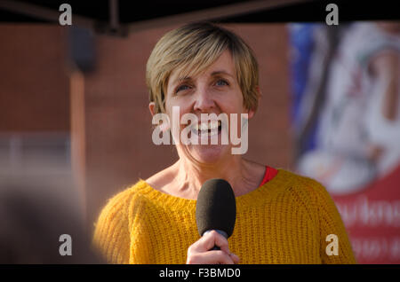 Manchester, Regno Unito. 4 Ottobre, 2015. L'attrice Julie Hesmondhalgh parla al Anti austerità protesta a Manchester, 4/10/2015 Credit: Lee Maycock/Alamy Live News Foto Stock