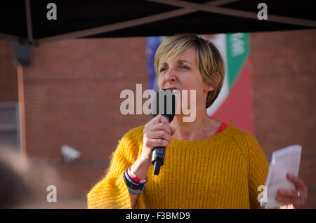 Manchester, Regno Unito. 4 Ottobre, 2015. L'attrice Julie Hesmondhalgh parla al Anti austerità protesta a Manchester, 4/10/2015 Credit: Lee Maycock/Alamy Live News Foto Stock