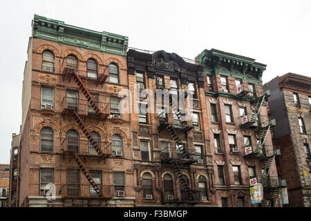 Tipico di New York City Apartment Building con il fuoco fuoriesce sul lower east side di Manhattan Foto Stock