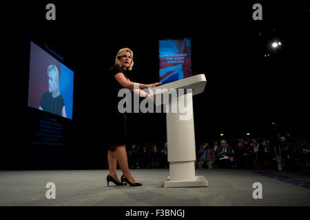 Manchester, Regno Unito. Il 4 ottobre 2015. L'Rt Hon Justine Greening MP, Segretario di Stato per lo Sviluppo Internazionale parla al giorno 1 del 2015 Congresso del Partito Conservatore di Manchester. Credito: Russell Hart/Alamy Live News. Foto Stock