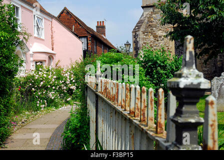 Il sentiero pedonale vicino alla chiesa in Rye East Sussex England Regno Unito Europa Foto Stock