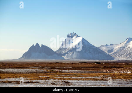 Innevato paesaggio di montagna nel nord dell'Islanda, inverno Foto Stock
