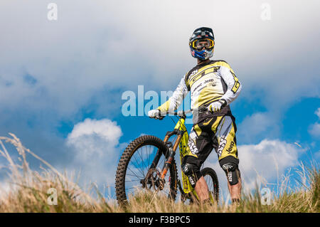 Rostrevor, Irlanda del Nord. 04 Ott 2015 - George 'Gee' Atherton, due volte campione del mondo in discesa, è 'The Fox' nella sfida di mountain bike Foxchase di Red Bull. Credit: Stephen Barnes/Alamy Live News. Foto Stock