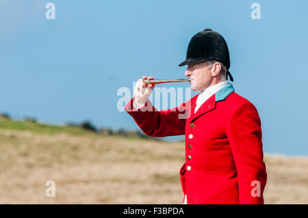 Rostrevor, Irlanda del Nord. 04 ott 2015 - Huntsman Declan Keenan soffia il suo corno per avviare un fox hunt Credit: stephen Barnes/Alamy Live News Foto Stock