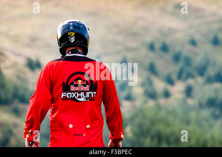 Rostrevor, Irlanda del Nord. 04 Ott 2015 - Un concorrente ammira la vista dalla cima di Slieve Martin all'inizio della Red Bull Foxhunt Mountain bike Downhill Challenge Credit: Stephen Barnes/Alamy Live News. Foto Stock