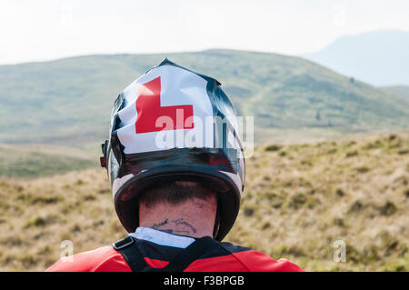 Rostrevor, Irlanda del Nord. 04 ott 2015 - Un concorrente ha un 'L' piastra sul suo casco, scherzando che egli è un debuttante mountainbiker. Credito: Stephen Barnes/Alamy Live News Foto Stock