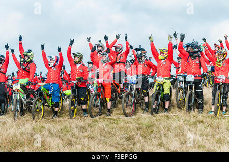 Rostrevor, Irlanda del Nord. 04 ott 2015 - concorrenti onda per una fotocamera di overhead all'inizio della Redbull Foxhunt mountain bike downhill challenge Credito: Stephen Barnes/Alamy Live News Foto Stock