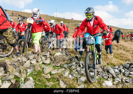 Rostrevor, Irlanda del Nord. 04 ott 2015 - concorrenti in streaming su per la collina all'inizio della Red Bull Foxhunt mountain bike downhill challenge Credito: Stephen Barnes/Alamy Live News Foto Stock