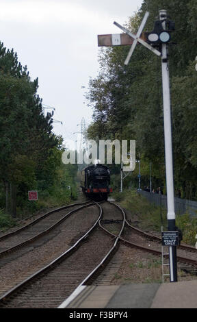 Peterborough Inghilterra 3 Ottobre 2015: Una volta che il sito di Londra e il nord occidentale della ferrovia locomotiva Woodston funziona sulla piattaforma 2 una selezione di carri che fanno parte del set di merci che corrono su eventi speciali.giorni. Un team dedicato voluteer, ripristinare e spostare gli edifici, il Welland ponte fu trasferito da Spalding una vista dominante sulla stazione il telaio interno originariamente dalla giunzione Grassmore Marzo, segnale di avviamento proviene dal francese ha guidato la contea del Lincolnshire. Credito: Clifford Norton/Alamy Live News Foto Stock