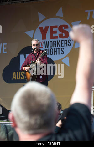 Manchester, Regno Unito. 4 ottobre, 2015. tuc rally nazionale e marzo, Manchester, UK. Billy Bragg canta il rally di credito: mark harvey/alamy live news Foto Stock