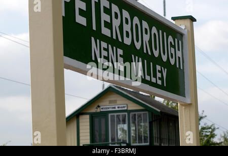 Peterborough Inghilterra 3 Ottobre 2015: Una volta che il sito di Londra e il nord occidentale della ferrovia locomotiva Woodston funziona sulla piattaforma 2 una selezione di carri che fanno parte del set di merci che corrono su eventi speciali.giorni. Un team dedicato voluteer, ripristinare e spostare gli edifici, il Welland ponte fu trasferito da Spalding una vista dominante sulla stazione il telaio interno originariamente dalla giunzione Grassmore Marzo, segnale di avviamento proviene dal francese ha guidato la contea del Lincolnshire. Credito: Clifford Norton/Alamy Live News Foto Stock