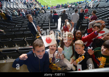 Milton Keynes, Regno Unito. 3° Ott, 2015. I ragazzi appassionati di rugby : 2015 Coppa del Mondo di Rugby Pool B match tra Samoa 5-26 Giappone a Stadium MK a Milton Keynes, Inghilterra . © ESTREMO ORIENTE PREMERE/AFLO/Alamy Live News Foto Stock