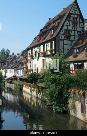 Gli edifici di vecchia costruzione accanto la fiume Lauch Petite Venise Colmar Alsace Francia Foto Stock