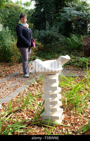 Newport House, Almeley, Herefordshire UK - Domenica 4 ottobre 2015 - il giorno di apertura per il fuori della natura esposizione di scultura con oltre duecento pezzi di lavoro da 40 artisti visualizzati in giardini formali di Newport House. Questo pezzo è chiamato Stack con scultura Tania mosse e realizzati in pietra di Portland. La mostra viene eseguito fino al 25 ottobre 2015. Foto Stock