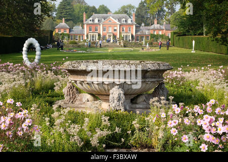 Newport House, Almeley, Herefordshire UK - Domenica 4 ottobre 2015 - il giorno di apertura per il fuori della natura esposizione di scultura con oltre duecento pezzi di lavoro da 40 artisti visualizzati in giardini formali di Newport House. La mostra in giardini formali corre fino al 25 ottobre 2015. Foto Stock