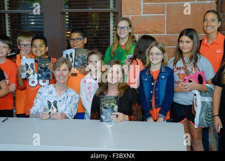 Emporia, Kansas, Stati Uniti d'America. Il 2 ottobre, 2015. William Allen White libro per bambini vincitori di premi. Gli autori (L-R) MadelineÊHerlong (a.k.a. M.H. Herlong) di New Orleans ha vinto con il suo libro "Buddy", Becky Wojahn (a.k.a. W.H. Beck) del Wisconsin ha vinto un premio per il suo libro "alcolm a mezzanotte' durante una sessione di autografi con la scuola i bambini da lontano come Weskan sul famoso portico di rocce rosse William Allen White's home. Credito: Credito: mark reinstein/Alamy Live News Foto Stock