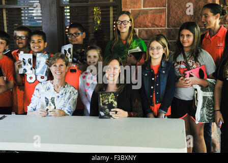 Emporia, Kansas, Stati Uniti d'America. Il 2 ottobre, 2015. William Allen White libro per bambini vincitori di premi. Gli autori (L-R) MadelineÊHerlong (a.k.a. M.H. Herlong) di New Orleans ha vinto con il suo libro "Buddy", Becky Wojahn (a.k.a. W.H. Beck) del Wisconsin ha vinto un premio per il suo libro "alcolm a mezzanotte' durante una sessione di autografi con la scuola i bambini da lontano come Weskan sul famoso portico di rocce rosse William Allen White's home. Credito: Credito: mark reinstein/Alamy Live News Foto Stock