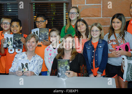 Emporia, Kansas, Stati Uniti d'America. Il 2 ottobre, 2015. William Allen White libro per bambini vincitori di premi. Gli autori (L-R) MadelineÊHerlong (a.k.a. M.H. Herlong) di New Orleans ha vinto con il suo libro "Buddy", Becky Wojahn (a.k.a. W.H. Beck) del Wisconsin ha vinto un premio per il suo libro "alcolm a mezzanotte' durante una sessione di autografi con la scuola i bambini da lontano come Weskan sul famoso portico di rocce rosse William Allen White's home. Credito: Credito: mark reinstein/Alamy Live News Foto Stock