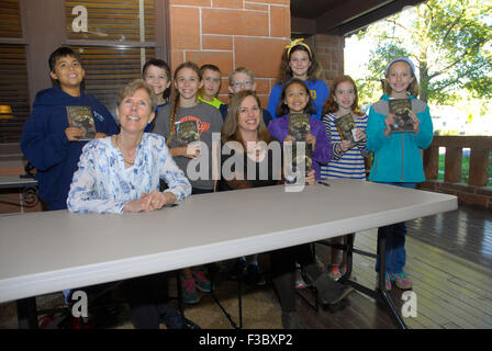 Emporia, Kansas, Stati Uniti d'America. Il 2 ottobre, 2015. William Allen White libro per bambini vincitori di premi. Gli autori (L-R) MadelineÊHerlong (a.k.a. M.H. Herlong) di New Orleans ha vinto con il suo libro "Buddy", Becky Wojahn (a.k.a. W.H. Beck) del Wisconsin ha vinto un premio per il suo libro "alcolm a mezzanotte' durante una sessione di autografi con la scuola i bambini da lontano come Weskan sul famoso portico di rocce rosse William Allen White's home. Credito: Credito: mark reinstein/Alamy Live News Foto Stock