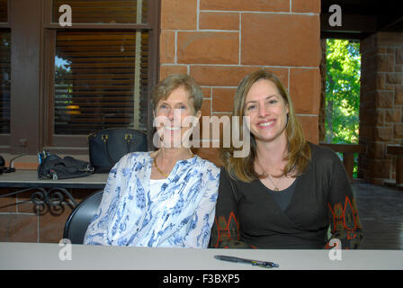 Emporia, Kansas, Stati Uniti d'America. Il 2 ottobre, 2015. William Allen White libro per bambini vincitori di premi. Gli autori (L-R) Madeline Herlong (a.k.a. M.H. Herlong) di New Orleans ha vinto con il suo libro "Buddy", Becky Wojahn (a.k.a. W.H. Beck) del Wisconsin ha vinto un premio per il suo libro "alcolm a mezzanotte' durante una sessione di autografi sulla celebre portico di rocce rosse William Allen White's home. Credito: Credito: mark reinstein/Alamy Live News Foto Stock