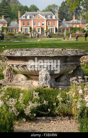 Newport House, Almeley, Herefordshire UK - Domenica 4 ottobre 2015 - il giorno di apertura per il fuori della natura esposizione di scultura con oltre duecento pezzi di lavoro da 40 artisti visualizzati in giardini formali di Newport House. La mostra viene eseguito fino al 25 ottobre 2015. Foto Stock