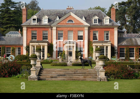 Newport House, Almeley, Herefordshire UK - Domenica 4 ottobre 2015 - il giorno di apertura per il fuori della natura esposizione di scultura con oltre duecento pezzi di lavoro da 40 artisti visualizzati in giardini formali di Newport House. I pezzi includono 'Dog Standing' ( sulle fasi ) per artista Sally Matthews e realizzata in bronzo. La mostra viene eseguito fino al 25 ottobre 2015. Foto Stock