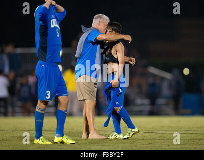 Los Angeles, CA, Stati Uniti d'America. Il 27 settembre, 2015. UCLA centrocampista (18) Jose Hernandez festeggia dopo aver segnato il gioco goal vincente tra UC Irvine formichieri e la UCLA Bruins domenica 18 agosto, 2015. La UCLA Bruins sconfitto UC Irvine 4-3 a Drake Stadium, sul campus UCLA di Los Angeles in California. (Obbligatorio Credito: Juan Lainez/MarinMedia.org/Cal Sport Media) (completare il fotografo e il credito richiesto) © csm/Alamy Live News Foto Stock