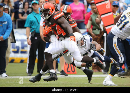 San Diego, CA, cioè Stati Uniti d'America. 4 Ott 2015. 4 ottobre 2015: Cleveland Browns running back Isaia Crowell #34 rompere alcune affronta sul suo run nel gioco tra il Cleveland Browns a San Diego Chargers, Qualcomm Stadium, San Diego, CA. Fotografo: Pietro Joneleit/ ZUMA filo il credito di servizio: Peter Joneleit/ZUMA filo/Alamy Live News Foto Stock