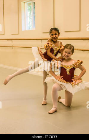 Sette anni di ragazze in un balletto danza prove abito in un studio in Issaquah, Washington, Stati Uniti d'America Foto Stock