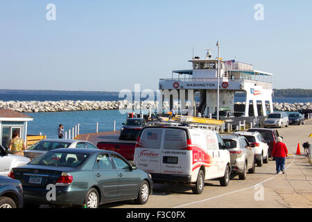 Linea di passeggeri fino al Northport attracco per una mezz'ora di viaggio a Washington Island, vicino a Door County penisola, WI Foto Stock