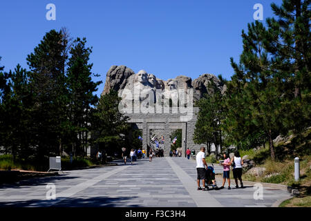 I turisti a Mount Rushmore National Memorial vicino a Keystone, Dakota del Sud Foto Stock