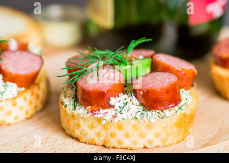 Antipasto di tapas con sugo e salsiccia, peperoncino, aneto e vino vicino Foto Stock