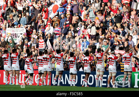 Milton Keynes, Regno Unito. 3° Ott, 2015. MILTON KEYNES, Regno Unito - 03 ottobre: la vittoriosa scuderia giapponese salutare i loro tifosi dopo la Coppa del Mondo di Rugby Pool B gioco tra Giappone e Samoa Stadium MK in Milton Keynes. Il Giappone avrebbe sconfitto Samoa 26-5. Foto da BigShots © Andrew patrono/ZUMA filo/Alamy Live News Foto Stock