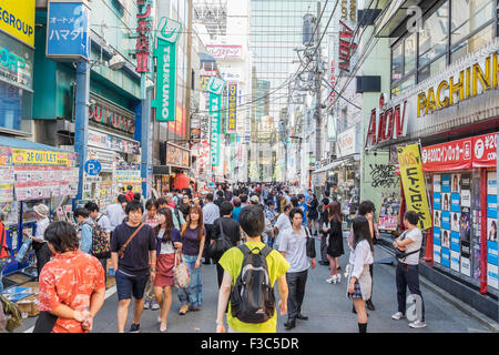 Strada trafficata in Akihabara conosciuta come città elettrica o geek comune di vendita basato su Manga giochi e video a Tokyo Giappone Foto Stock