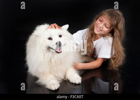 Le ragazze del cane bambino animali piccoli animali di razza pura femmina amicizia di infanzia persona la felicità di colore giocando caucasian close-up Foto Stock