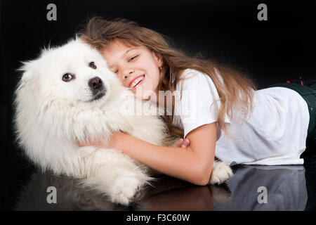 Le ragazze del cane bambino animali piccoli animali di razza pura femmina amicizia di infanzia persona la felicità di colore giocando caucasian close-up Foto Stock